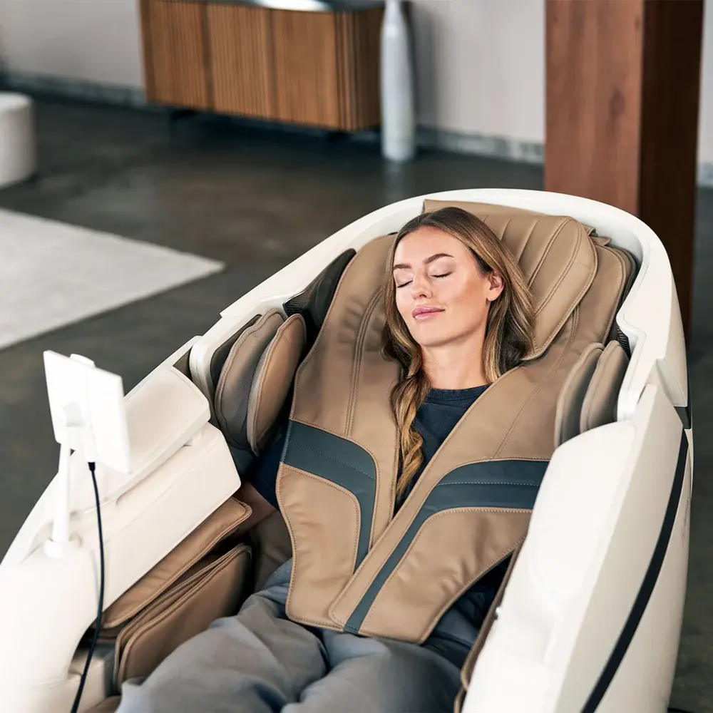 C_Skyliner_III_brownwhite_mood_05_WEB (1).webp