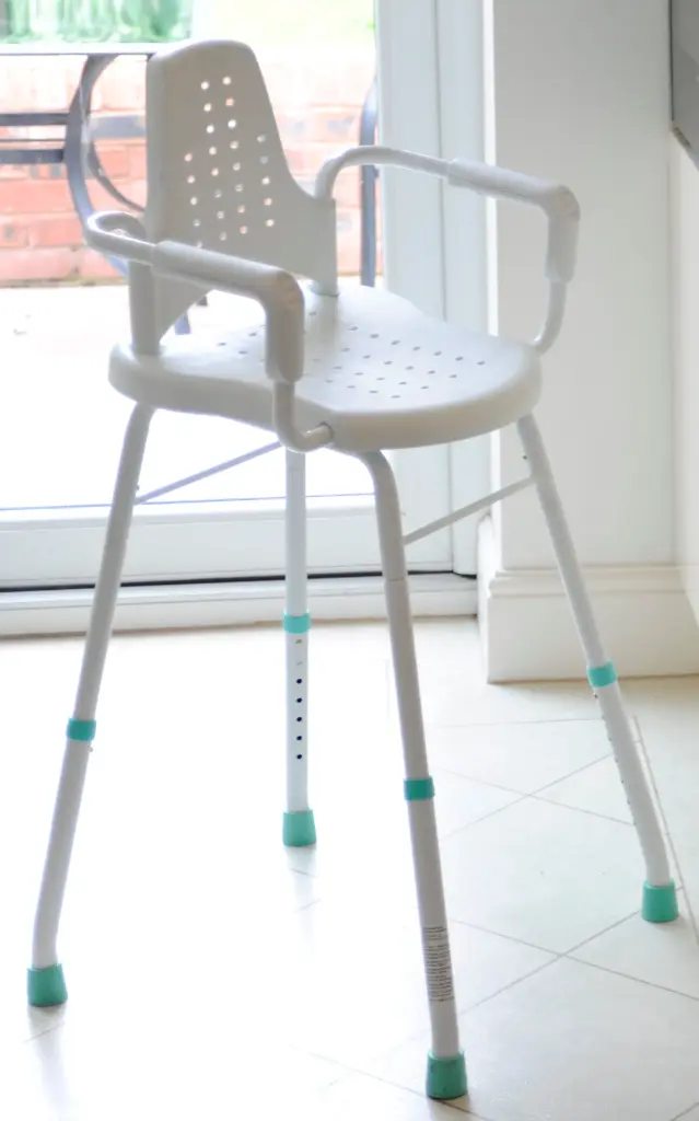 Chaise de douche ou de travail avec accoudoir et dossier