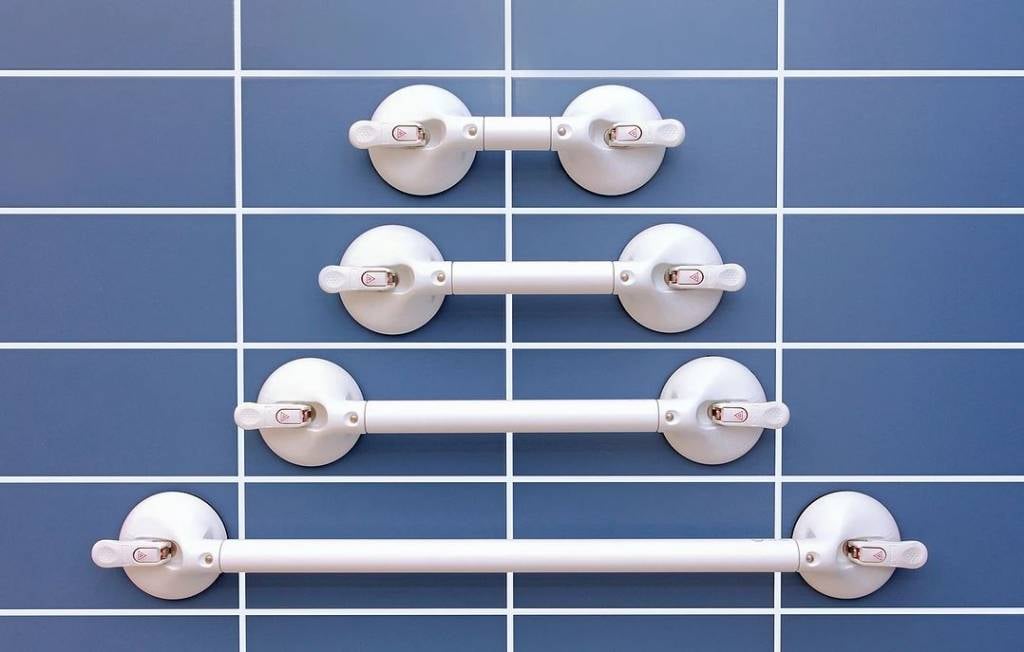 Fixed length wall bracket on suction cup