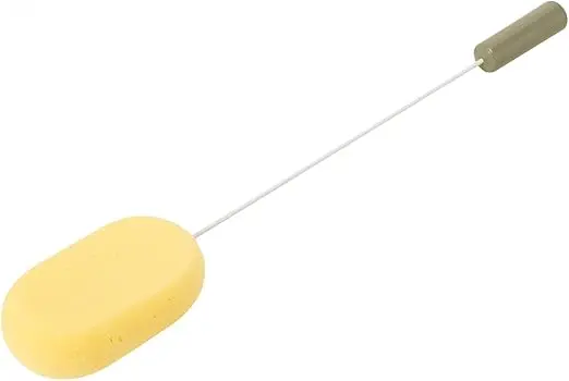 Bath sponge on bendable metal handle