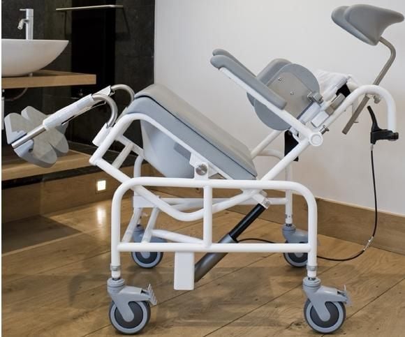 Chaise de douche/toilette positionnable manuellement