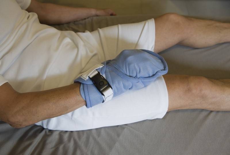 Scratch mitt with double verlcro closure around the wrist