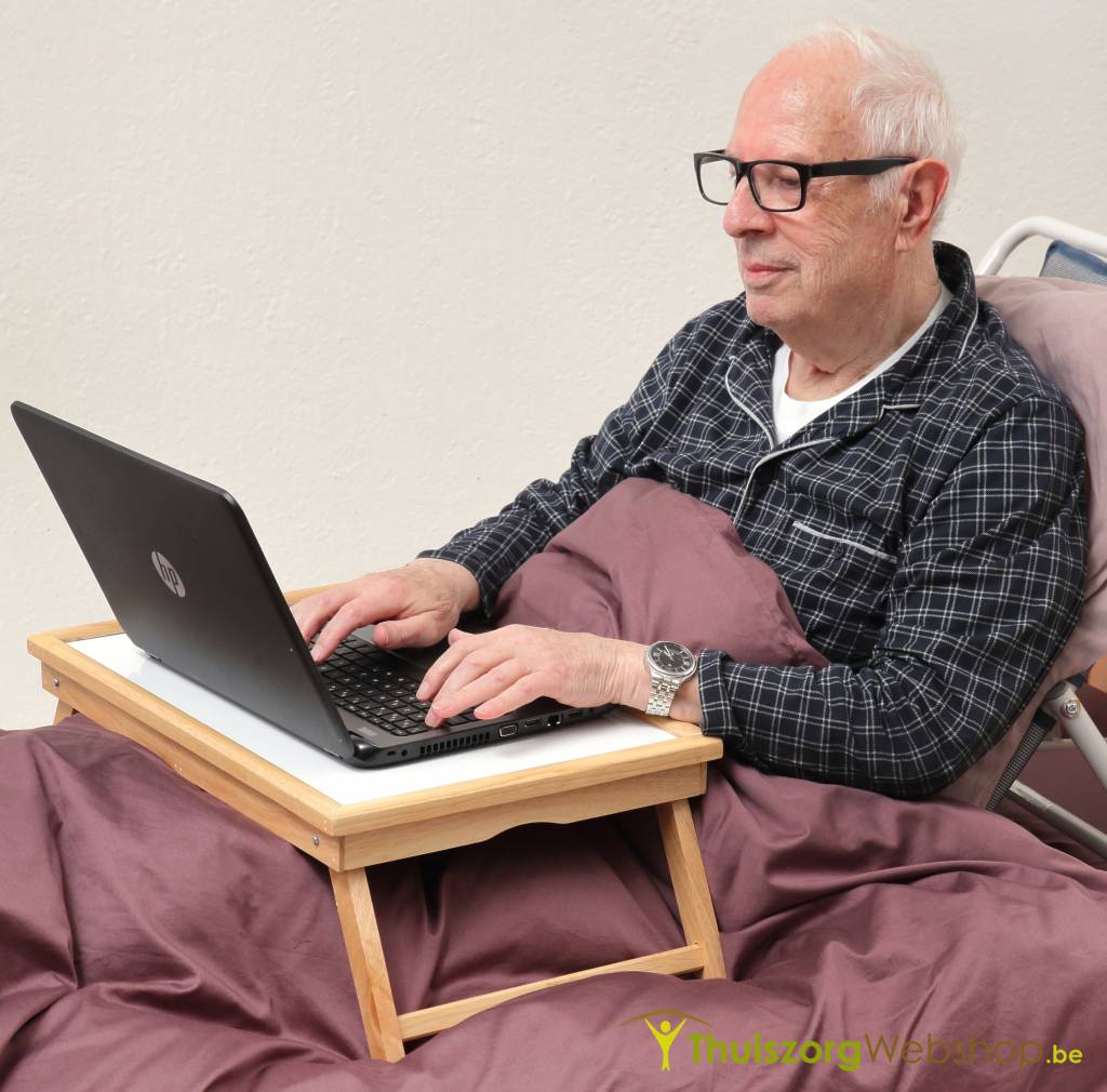 Houten tafeltje voor op het bed