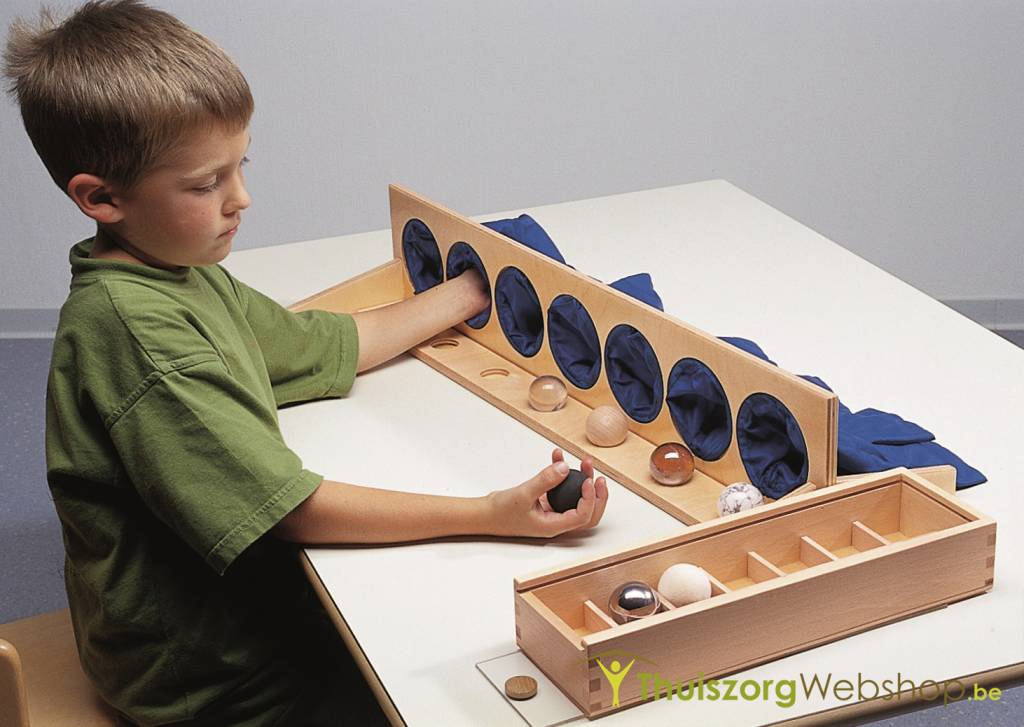 Houten standaard met 7 voelzakken