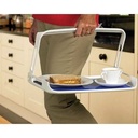 Das Tablett lässt sich einhändig wegklappen.