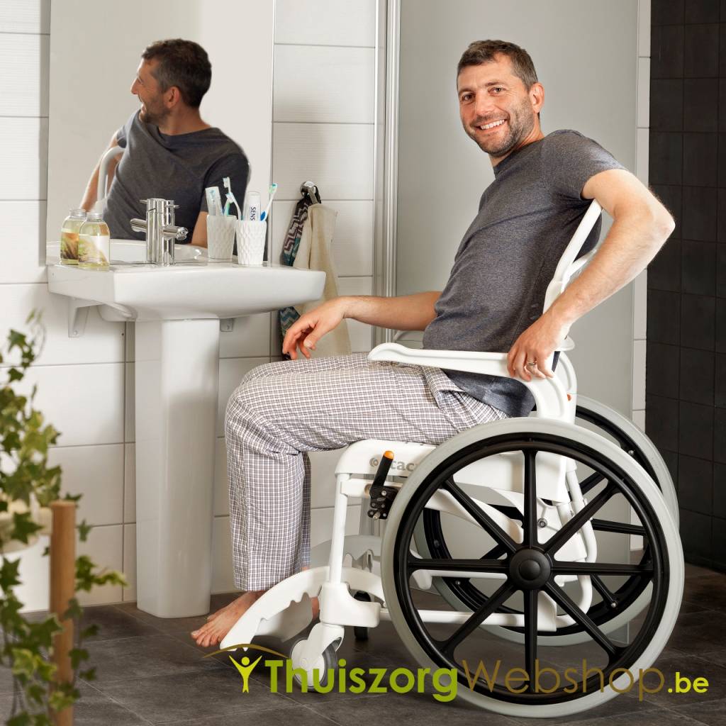 Luxe doucherolstoel Etac Clean met grote wielen