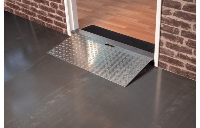 Metal threshold aid