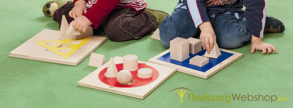 Inlegpuzzel met 3D geometrische vormen in hout
