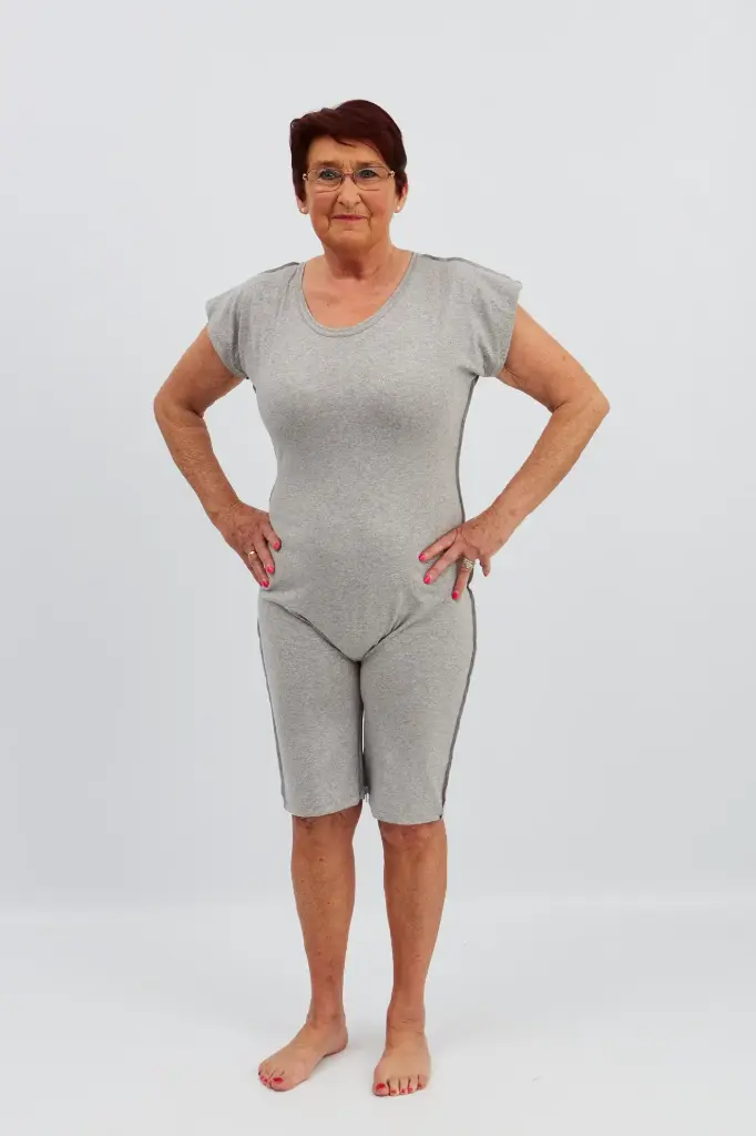 Short-sleeved bodysuit for short upper body