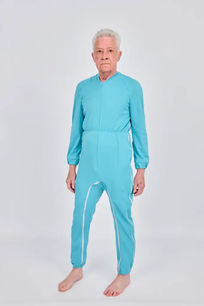 Pyjama met ritssluiting via de schouder naar de zijnaad en tussen de benen