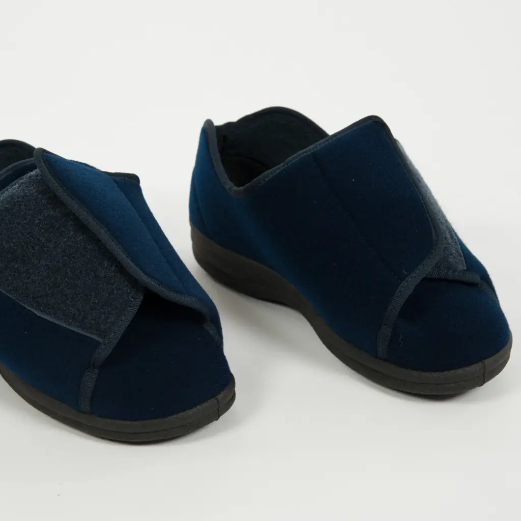 Mid-height slipper with Velcro fastening