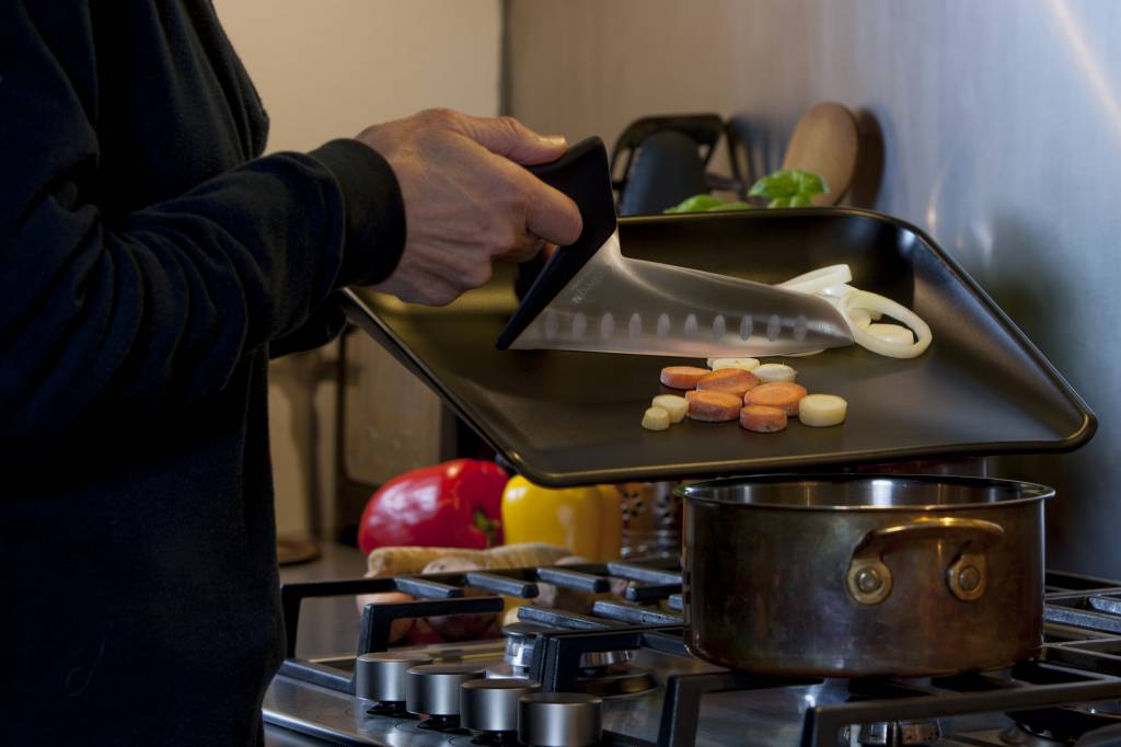 Webequ® Safety cutting board with raised edges