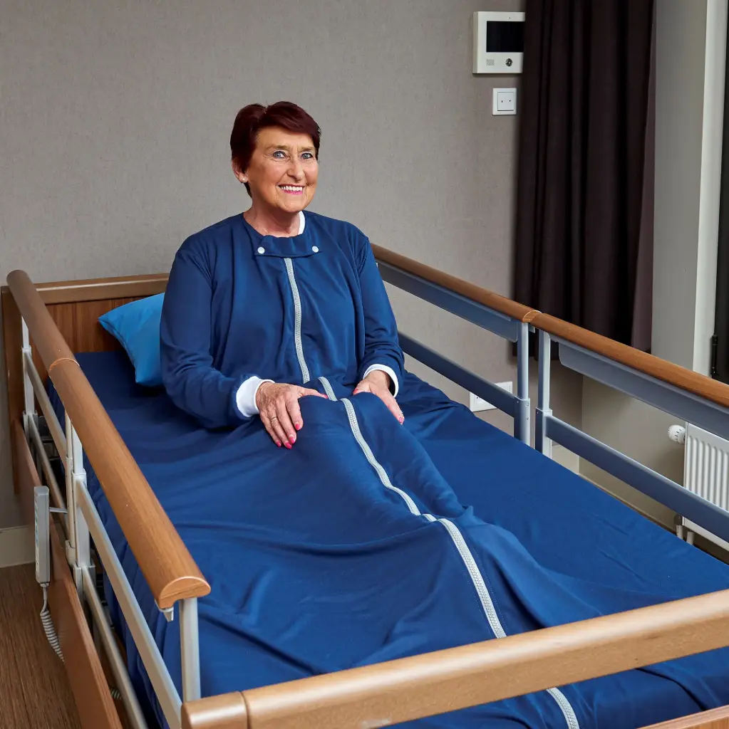 Mattress-encompassing nursing blanket with long sleeves and front zipper