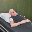 Verpleegdeken als hoeslaken rond de matras