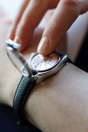 Braille horloge voor blinden met puntindicatie