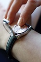 Braille horloge voor blinden met puntindicatie