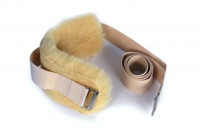 Ein Paar Armbänder mit Kunstfell