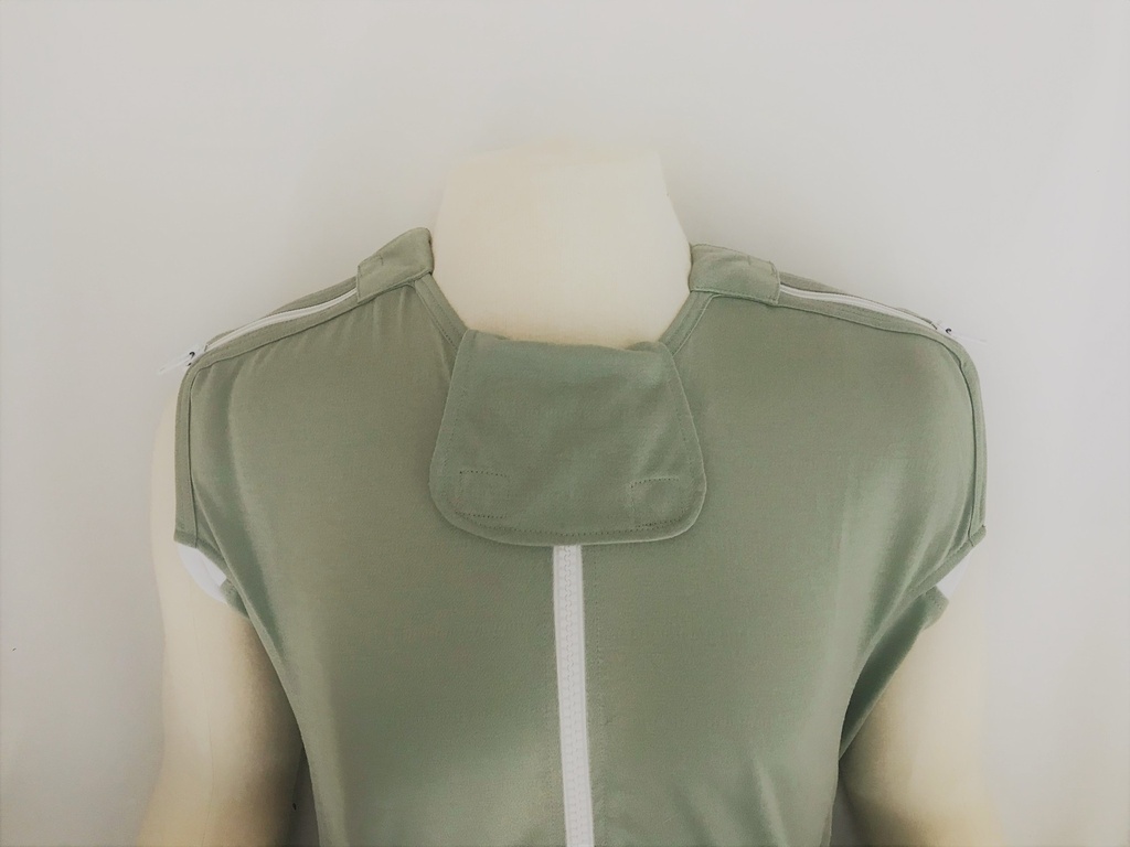 Integrated nursing blanket with shoulder zippers