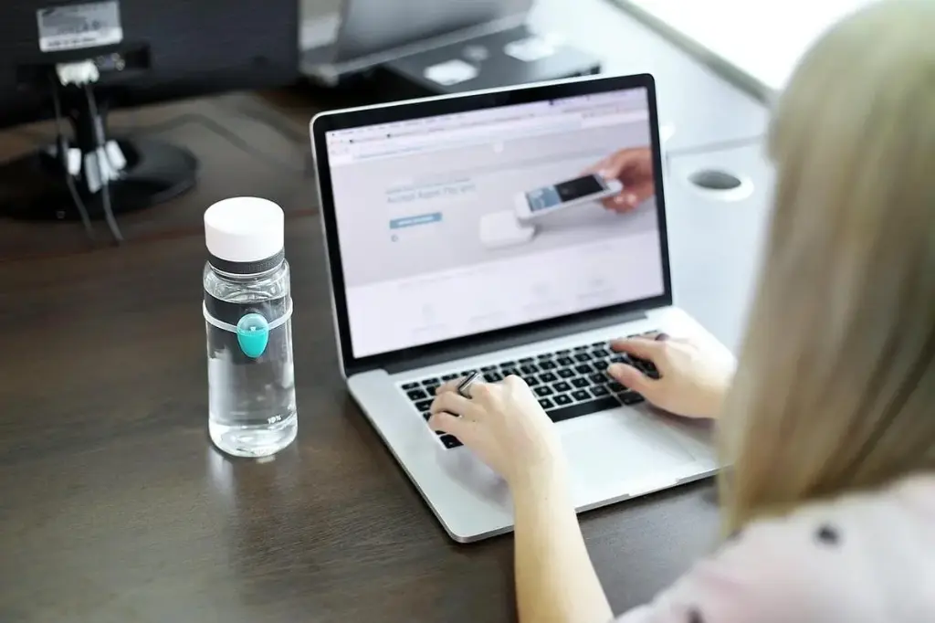 Ulla® smart reminder aid with regular drinking sensor