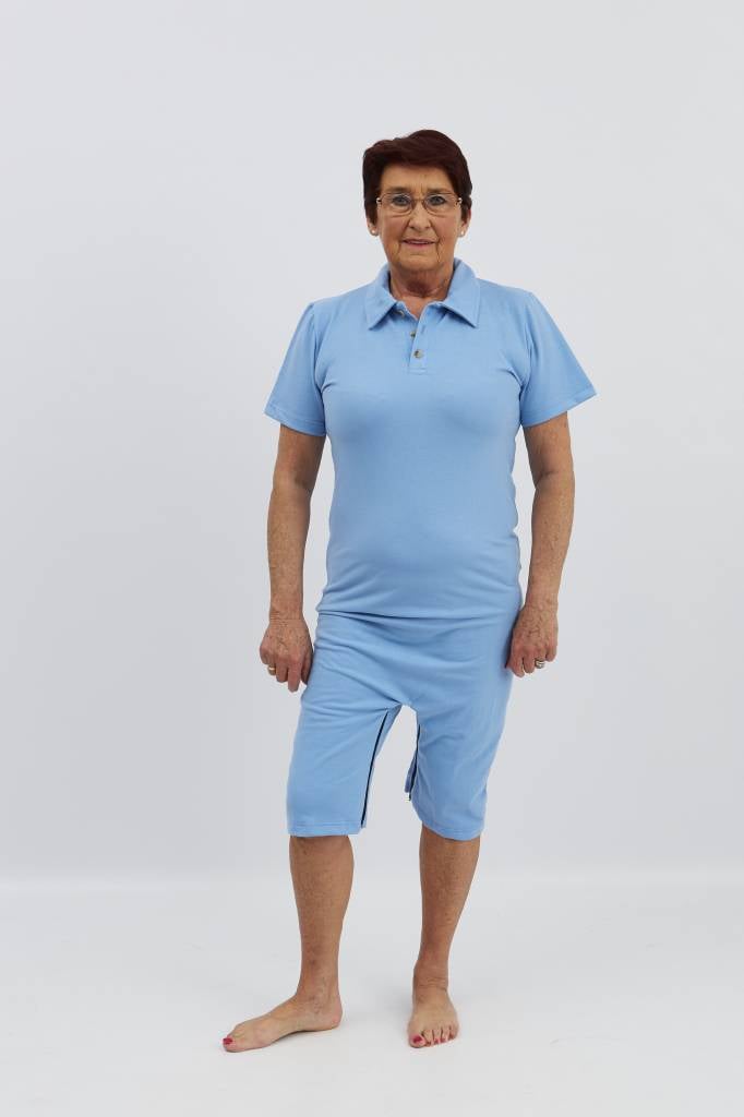 Licht blauwe polo met ritssluiting tussen de benen