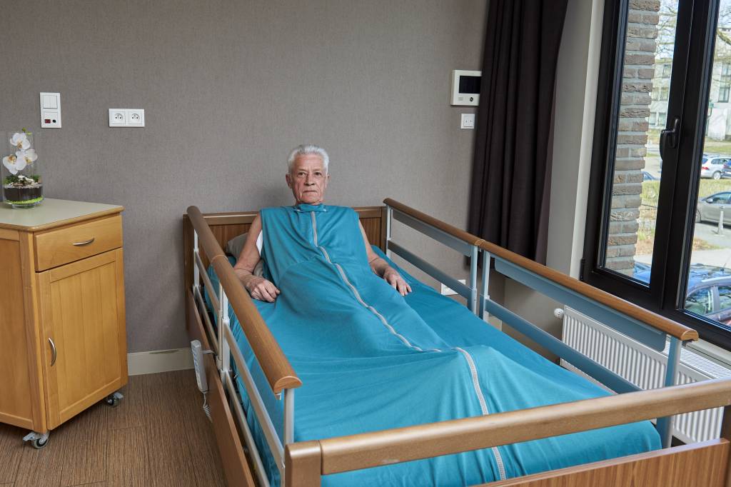 Groen verpleegdeken volledig rond de matras voor onrustige slapers